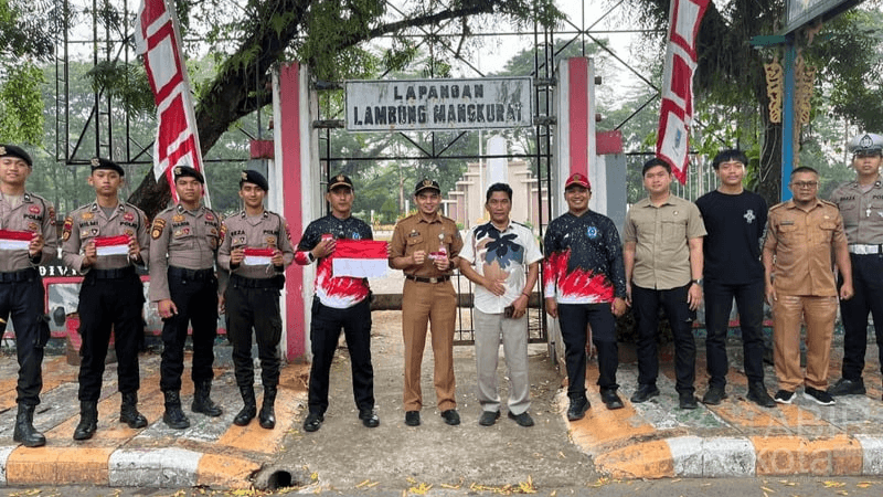 Jelang HUT Ke-80 RI, Polres HSS Bersama Kesbangpol bagikan Ratusan Bendera Merah Putih