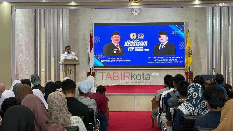 Prioritaskan Sektor Pendidikan, Bupati HST Serahkan Beasiswa Program Indonesia Pintar