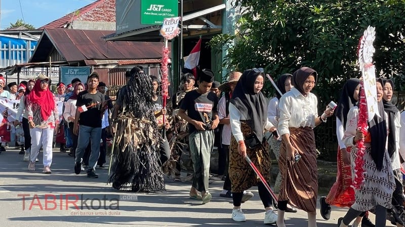 Meriahkan HUT ke-80 RI, Ratusan Siswa SMAN 4 Barabai Ikuti Pawai Kemerdekaan
