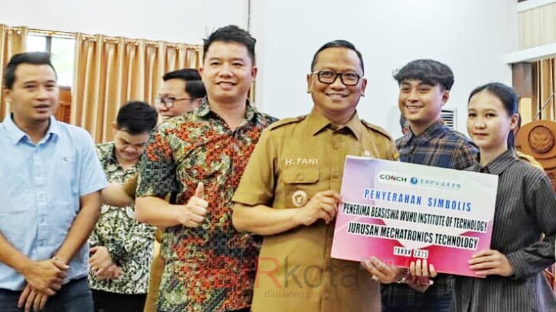Lepas Penerima Beasiswa ke Cina, Bupat Tabalong Ingatkan Jaga Amanah