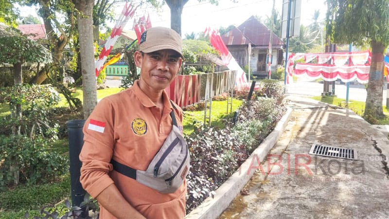 Jelang HUT RI ke-80, Omset Penjualan Bendera Merah Putih di Kandangan Menurun