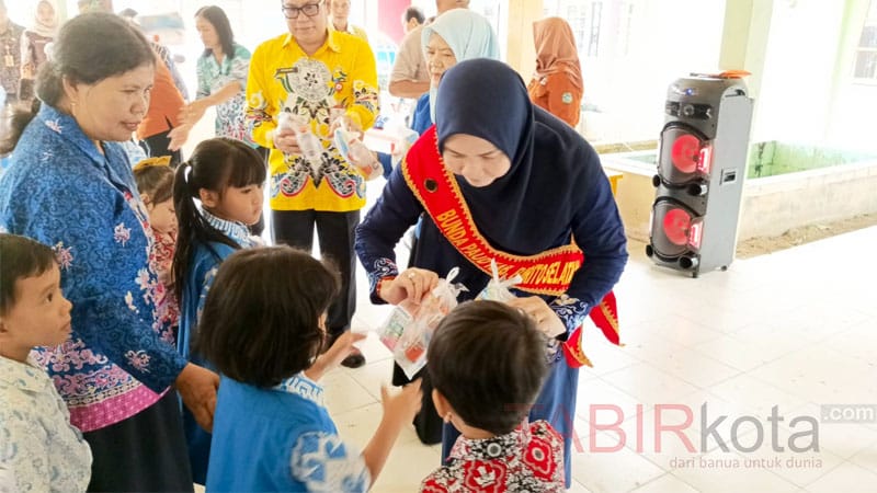 Kunjungi TK di Dusun Selatan, Bunda PAUD Barsel Sosialisasikan 7 Kebiasaan Anak Hebat