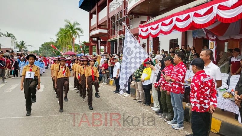 Asisten I Setda Barsel Lepas Lomba Gerak Jalan HUT ke-80 RI dan Harjad ke-66