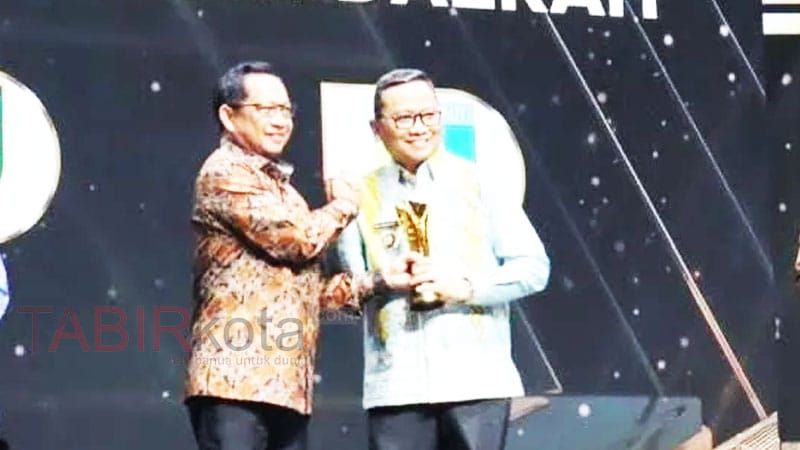 Berhasil Tunjukkan Kinerja Inovatif, Bupati Tabalong Peroleh Penghargaan Pimpinan Daerah Award 2025