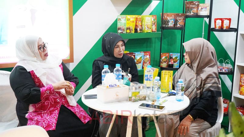 Stand Balangan di Kalsel Expo 2025 Ramai Pembeli, Ketua TP PKK Apresiasi Minat Pengunjung