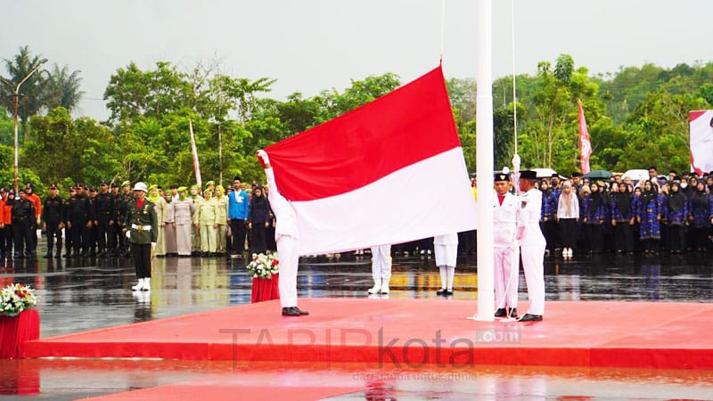 Pimpin Upacara HUT RI ke-80, Bupati Kotabaru Ajak Gelorakan Semangat Membangun