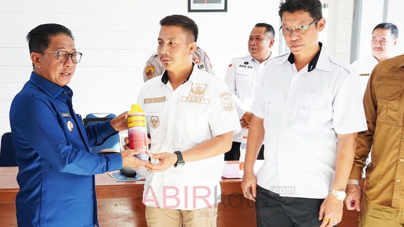 Dukung Perluasan Tanam Padi Gogo, Bupati Mura Bantu Herbisida untuk 161 Poktan