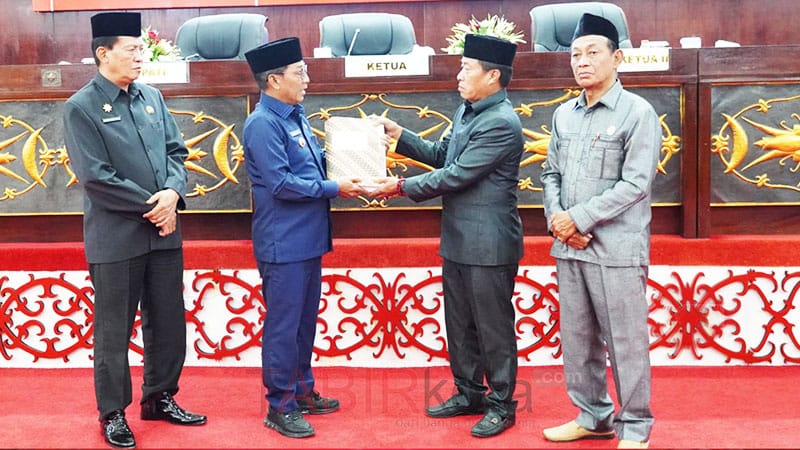 Hadiri Paripurna ke-4 Masa Sidang II Tahun 2025, Bupati Mura Serahkan Rancangan KUA dan PPAS TA 2026