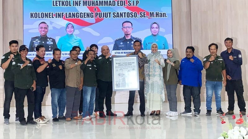 PWI Barsel Beri Cinderamata di Acara Kenal Pamit Dandim 1012/Buntok