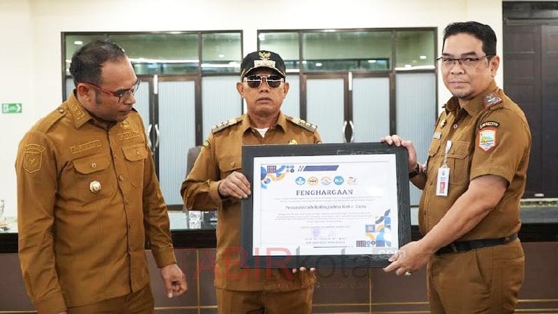 Dukung PSDKU, Bupati Kotabaru Peroleh Dua Penghargaan ULM Banjarmasin