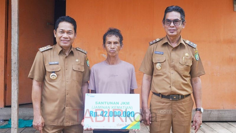 Serahkan Santunan JKM kepada Ahli Waris, Bupati Balangan Sebut Pemerataan Jaminan Sosial