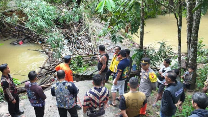 Respon Cepat, Bupati Mura Tinjau Jembatan Rusak Akibat Banjir dan Longsor di Murung serta Tanah Siang