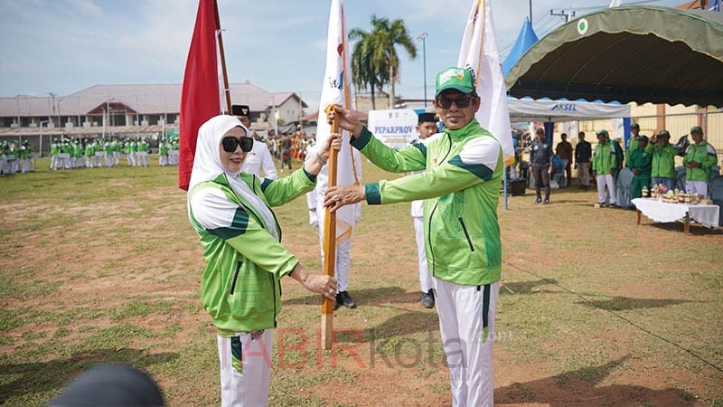 Lepas Kontingen Proprov XII dan Peparprov V Kalsel, Wabup Balangan Janjikan Bonus Atlet Berprestasi