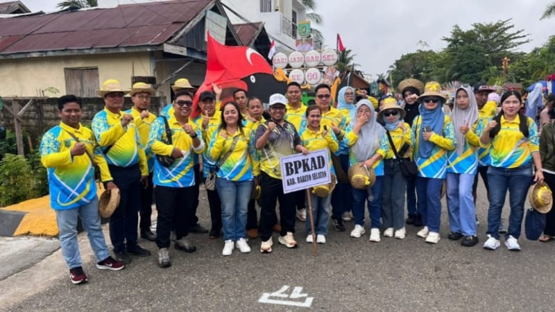 Meriahkan Karnaval Harjad ke-66, BPKAD Barsel Tampilkan Atraksi Busana Adat Dayak
