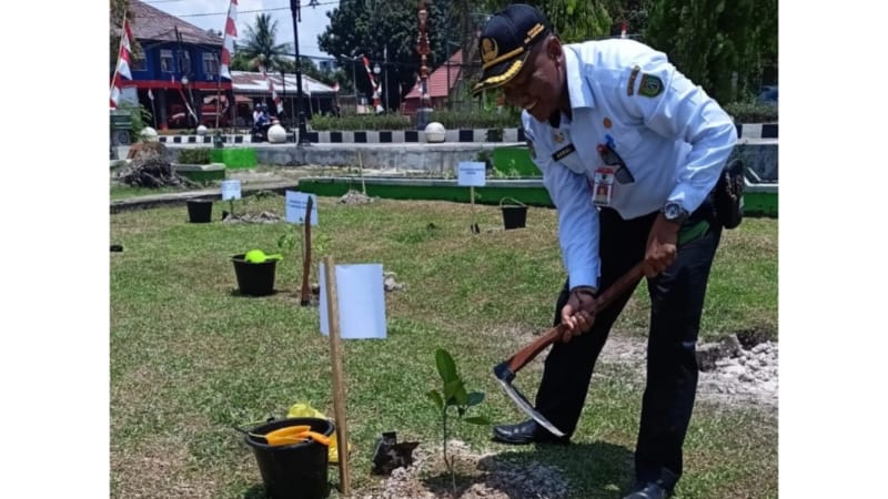 Damping Gubernur Kalteng Tanam Pohon, Kepala BPKAD Barsel Harap Jadi Teladan Pelestarian Lingkungan