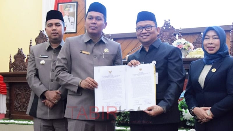 Hadiri Paripurna DPRD, Bupati Tabalong Sampaikan Tiga Raperda