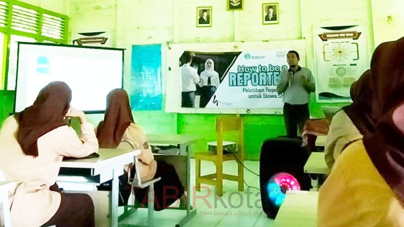 Tingkatkan Literasi Siswa, TABIRkota.com Gelar Pelatihan Reportase di SMPN 2 Aranio