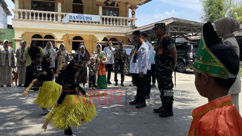 Tingkatkan Kualitas SDM Daerah, Bupati HST Serahkan Hibah Rehabilitasi TK Kartika V-25 Barabai