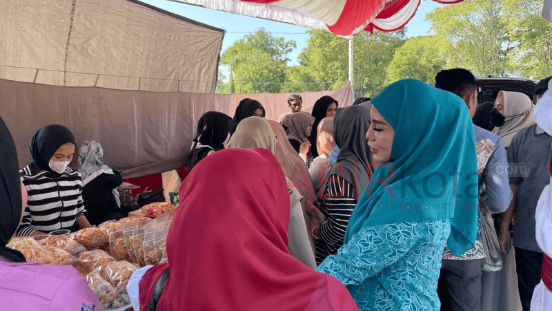 Pasar Murah Diserbu Warga, Ketua TP PKK HST Bagikan Bingkisan