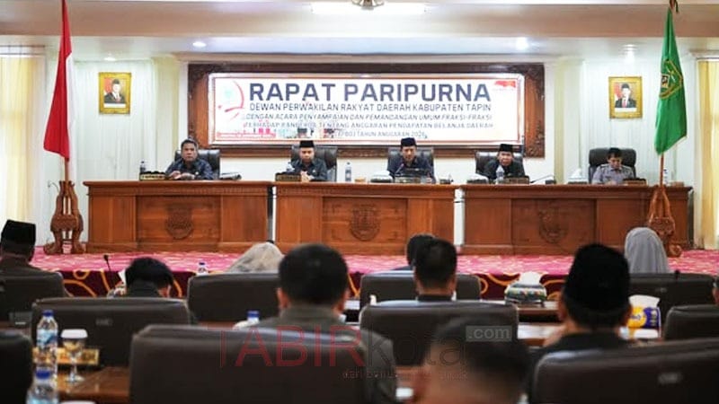 Hadiri Paripurna Pandangan Umum Fraksi DPRD, Bupati Tapin Ajak Bangun Kebersamaan