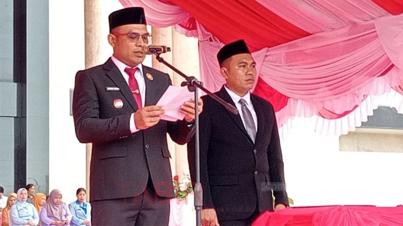 Pimpin Peringatan Hari Pahlawan 2025 dan HKN ke-61, Wabup Kotabaru Serahkan Beragam Penghargaan