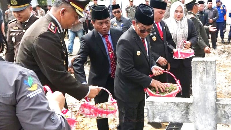 Peringatan Hari Pahlawan 2025, Bupati Mura Pimpin Upacara dan Ziarah ke TMP Danau Usung
