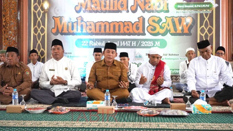 Hadiri Maulid Nabi di Ponpes Karya Pembangunan, Wabup Mura Sampaikan Kartu Pintar Santri