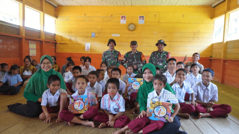 Tembus Hutan Meratus, Ketua Persit Kodim 100/HST Berikan Layanan Kesehatan