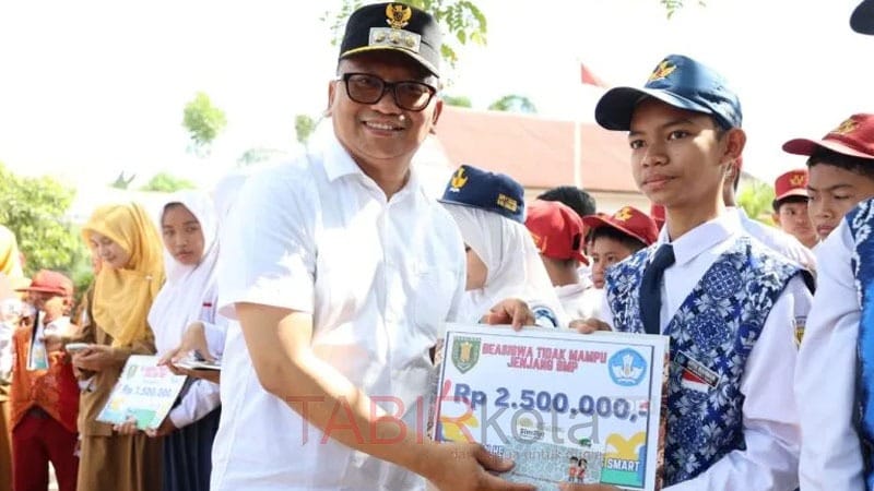Serahkan Beasiswa Pelajar Berprestasi, Bupati Tabalong Harap Tidak Ada Anak Putus Sekolah