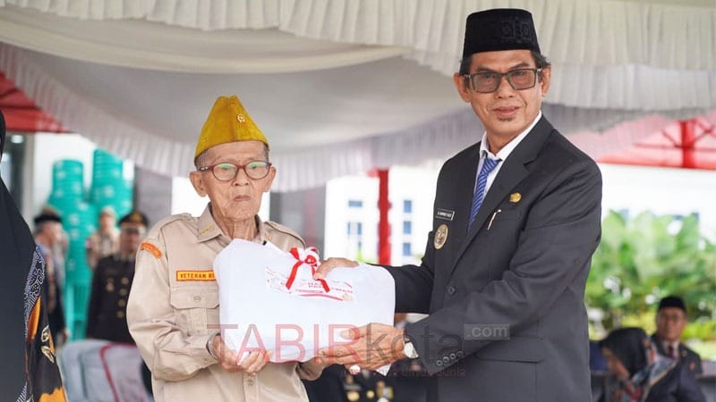 Pimpin Upacara Hari Pahlawan 2025, Wabup Balangan Ajak Generasi Muda Teladani Semangat Perjuangan