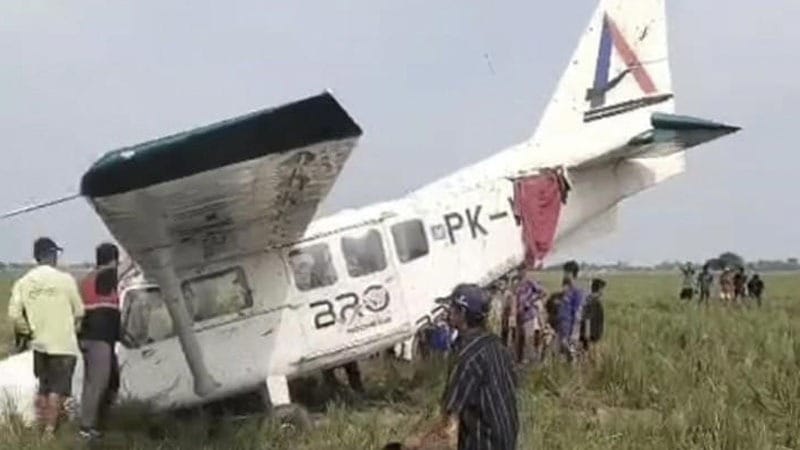 Pesawat Jatuh di Karawang Jabar, Lima Awak Selamat