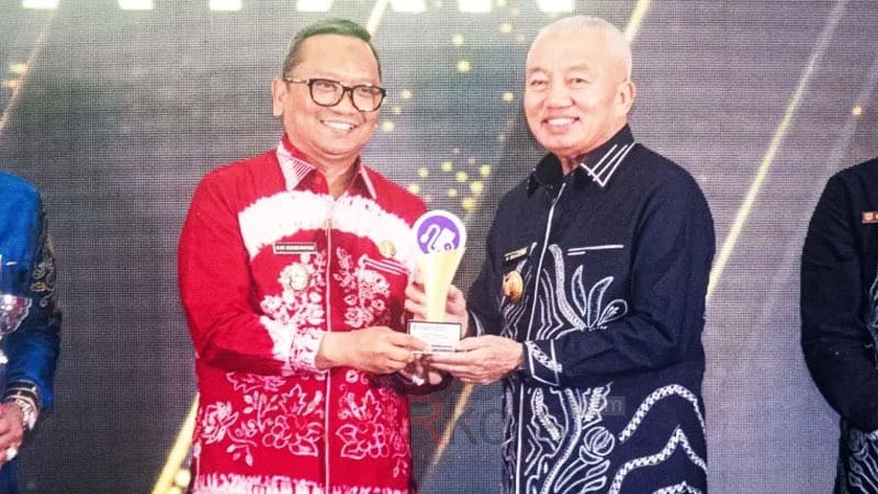 Capaian Pemeriksaan Kesehatan Gratis Tertinggi se-Kalsel, Bupati Tabalong Terima Penghargaan Bidang Kesehatan Terbaik II