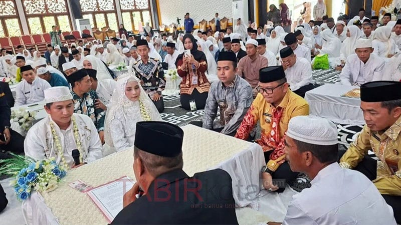 100 Pasang Pengantin Ikuti Nikah Massal Syukuran Harjad ke-60 Tabalong