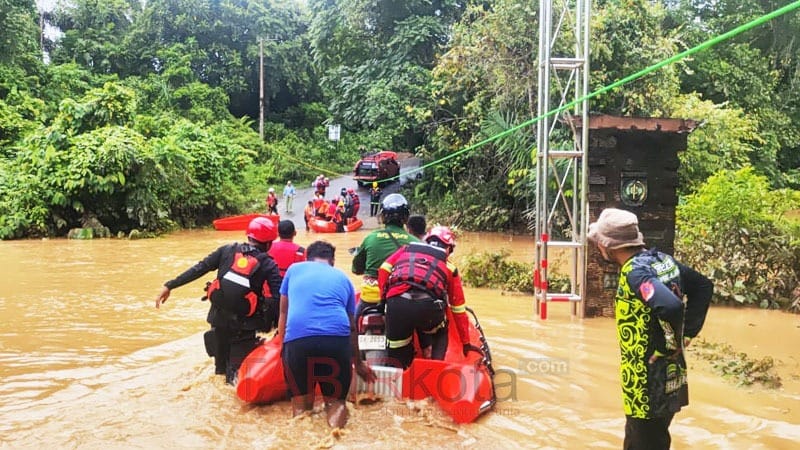 Banjir di Tebing Tinggi Balangan, Tim SAR Gabungan Lakukan Evakuasi