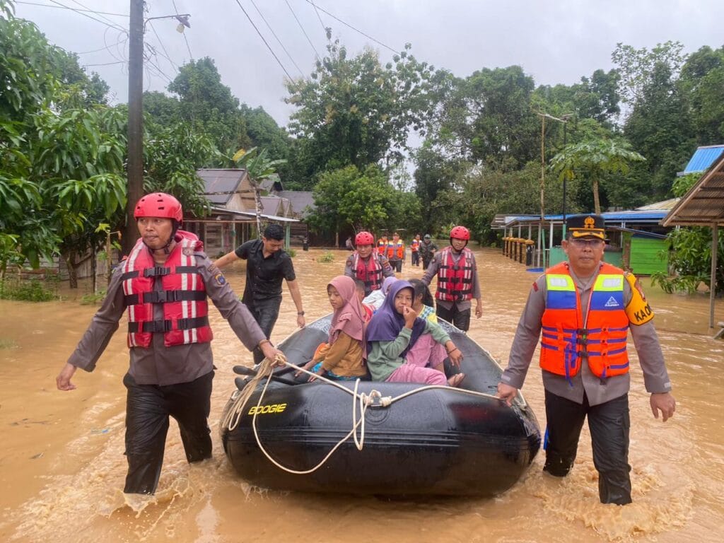 Delapan Desa di Balangan Terdampak Banjir Bandang, 50 Personel Polisi Diterjunkan
