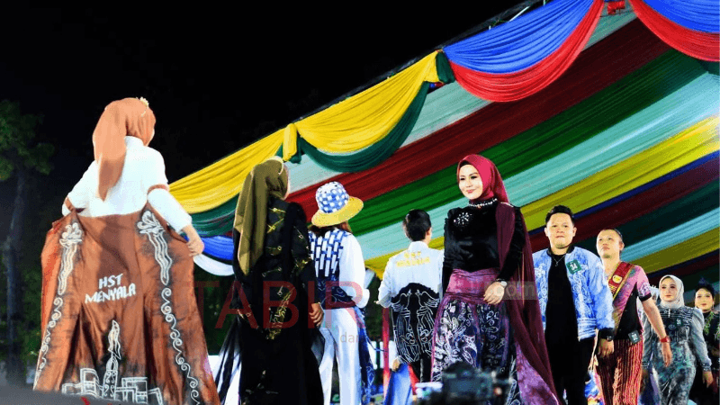 Fashion Show Sasirangan, Ketua Dekranasda HST Ingin Budaya Daerah Mendunia