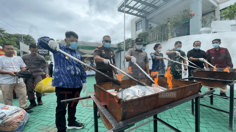 Hadiri Pemusnahan Barbuk, Bupati HST Tekankan Penegakkan Hukum Tanpa Pandang Bulu