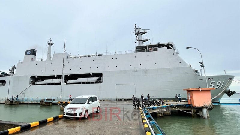 TNI AL Kotabaru Siapkan KRI Surabaya 591 Angkut Bantuan PT Jhonlin Group Peduli Aceh