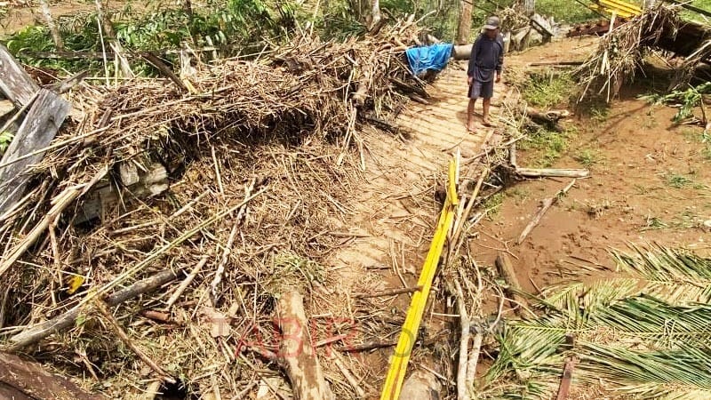 Jembatan Langkap – Raranum Rusak Parah Pasca Banjir Bandang, Pemkab Balangan Siapkan Perbaikan