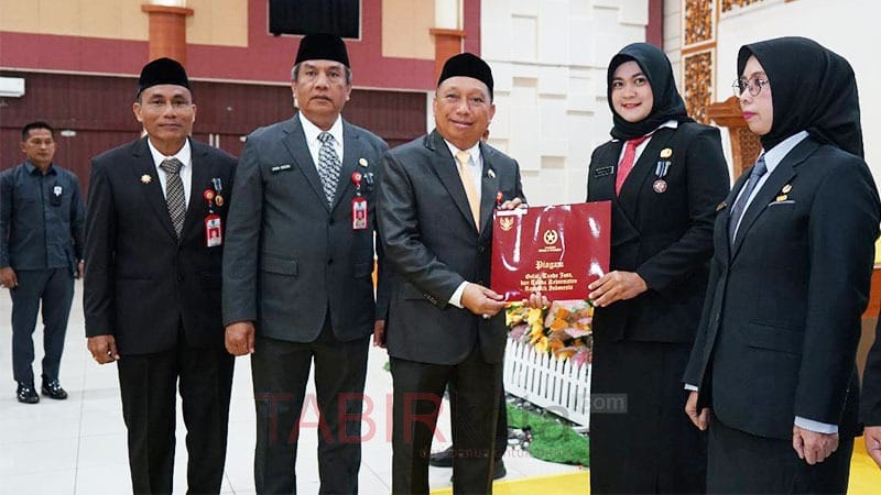 Serahkan Satyalancana Karya Satya, Wabup Tapin Ajak ASN Jadi Teladan