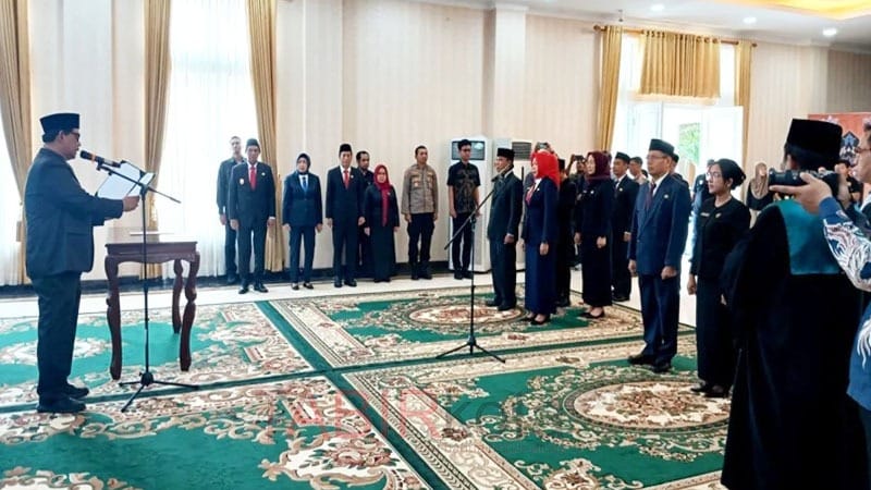 Lantik Pejabat Administrator dan Pengawas, Bupati Barut Ingatkan Jabatan adalah Amanah