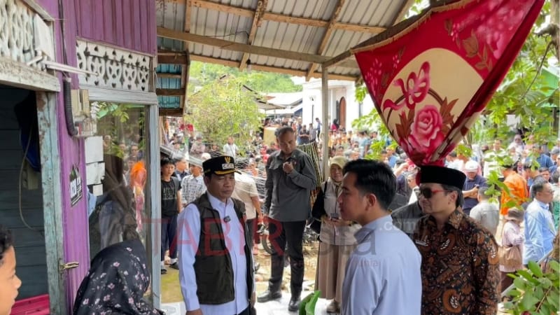 Gibran Sambangi Rumah Korban Banjir