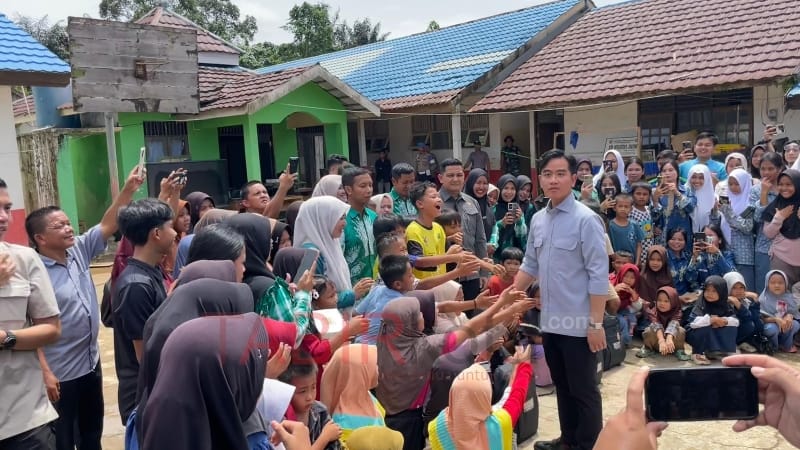 Kunjungi Balangan, Wapres Gibran Pastikan Kebutuhan Korban Terdampak Banjir di Juuh Terpenuhi