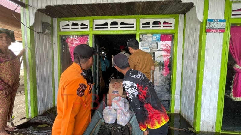 Ketua TP PKK HST Salurkan 71 Paket Bantuan Banjir di Mahang Baru