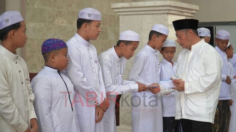 Bupati HST Santuni Anak Yatim Sepulang dari Umroh