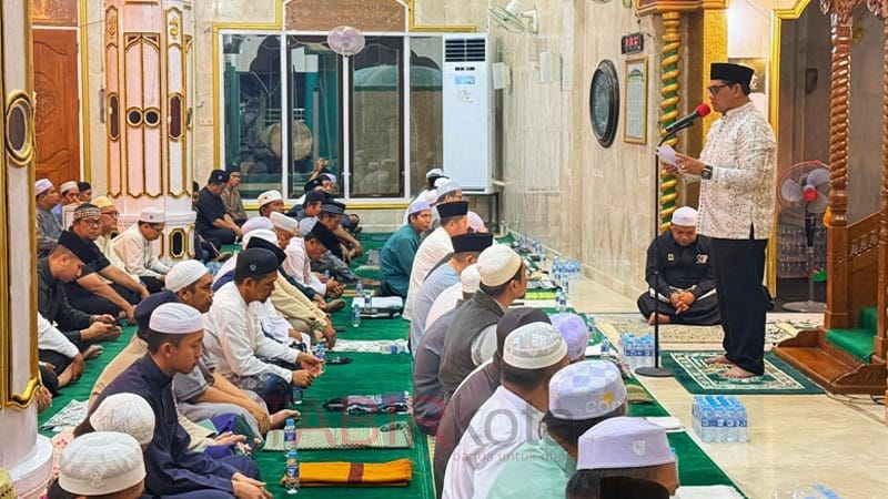 Tarawih Berjamaah di Masjid Agung Al-Hidayah, Bupati Barut: Momen Bersujud dalam Kesetaraan 
