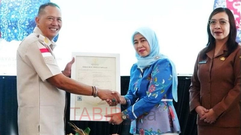 Terima Sertifikat Pencatatan Hak Cipta, Ketua Dekranasda Barut Harap Tingkatkan Daya Saing Produk Daerah