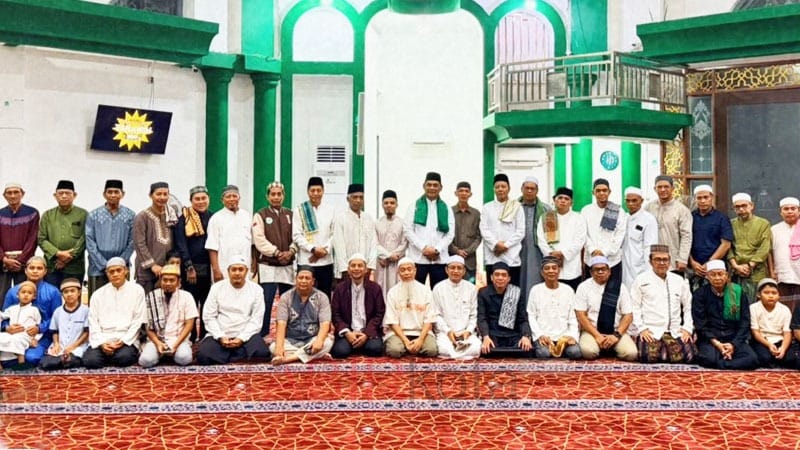 Tarawih di Masjid At Taqwa, Bupati Barut: Dihadapan Allah Kita Semua Sama