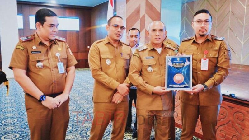 Awali 2026, Bupati Kotabaru Berikan Penghargaan kepada SKPD dengan Kinerja Terbaik Sepanjang 2025