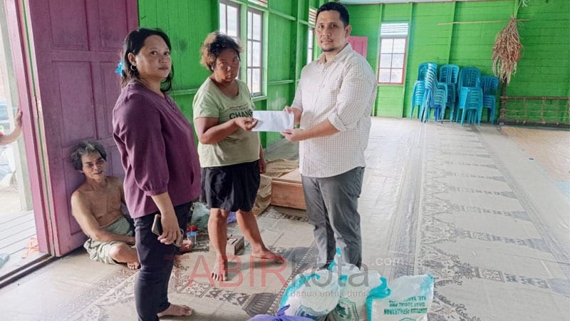 Ikuti Arahan Bupati, Camat Lahei Barat Gercep Salurkan Bantuan untuk Korban Kebakaran di Teluk Malewai